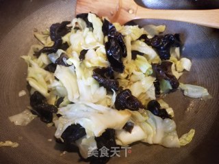木耳炒包心菜的做法步骤：8