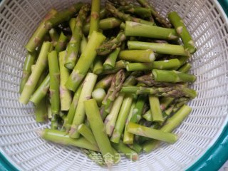 芦笋炒蘑菇的做法步骤：1