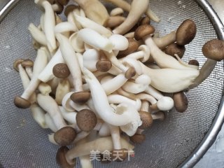 芦笋炒蘑菇的做法步骤：2