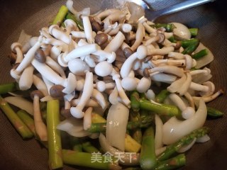 芦笋炒蘑菇的做法步骤：6