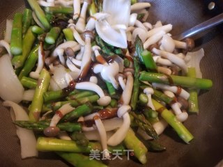 芦笋炒蘑菇的做法步骤：7