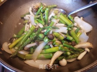 芦笋炒蘑菇的做法步骤：8