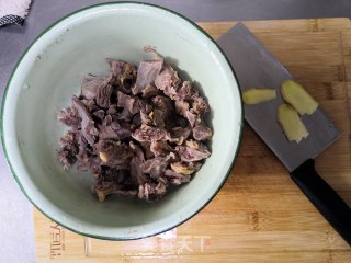 萝卜炖牛肉的做法步骤：1
