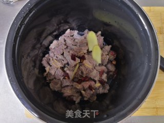 萝卜炖牛肉的做法步骤：2