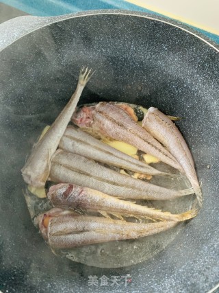 姜葱番茄????煎鱼的做法步骤：2
