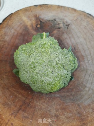 蒜香西兰花的做法步骤：1
