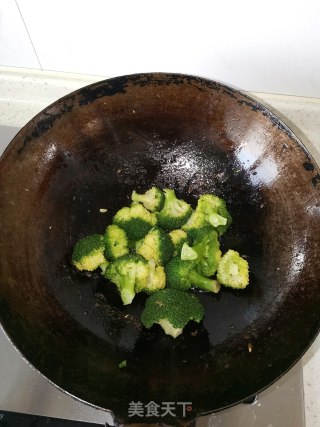 蒜香西兰花的做法步骤：3