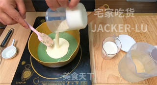 超简单抹茶奶冻，口感Q弹、香滑细腻，一道非常值得推荐的甜点。的做法步骤：2