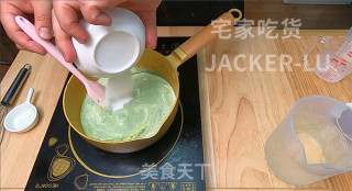 超简单抹茶奶冻，口感Q弹、香滑细腻，一道非常值得推荐的甜点。的做法步骤：4