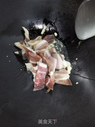 腊肉烧大蒜的做法步骤：2