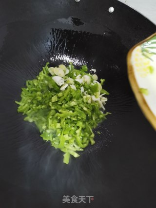 青椒炒鸡蛋的做法步骤：2