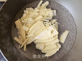 螺丝椒木耳炒春笋的做法步骤：3