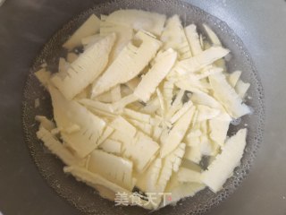 螺丝椒木耳炒春笋的做法步骤：4