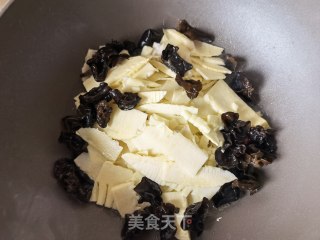 螺丝椒木耳炒春笋的做法步骤：10