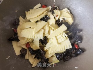 螺丝椒木耳炒春笋的做法步骤：11