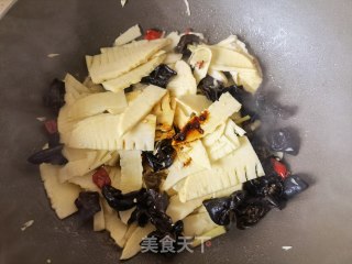 螺丝椒木耳炒春笋的做法步骤：12