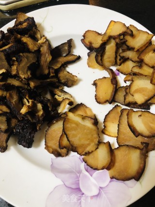 青蒜炒腊肉的做法步骤：1