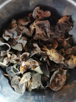 野生荞头炒巨鱼丸的做法步骤：3