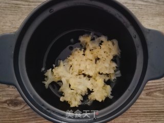 苹果银耳汤的做法步骤：2