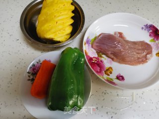 菠萝古老肉的做法步骤：1