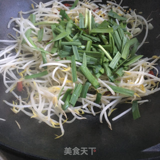 韭菜炒银芽的做法步骤：7