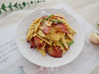 春笋炒腊肉❗️笋嫩肉香，绝配的做法步骤：1