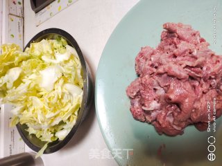 牛肉炒包包菜的做法步骤：1