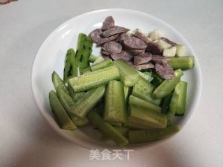 香肠炒黄瓜的做法步骤：1