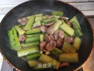 香肠炒黄瓜的做法步骤：3