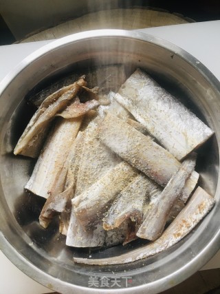 香煎带鱼的做法步骤：1