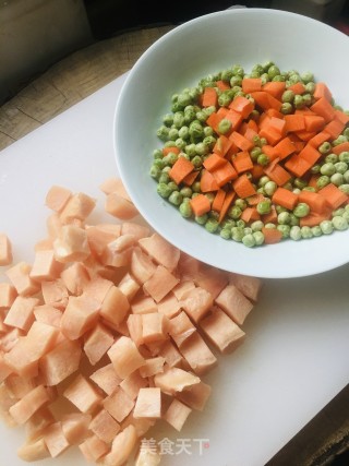青豆胡萝卜炒鸡丁的做法步骤：1