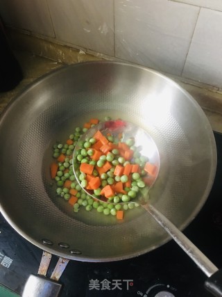 青豆胡萝卜炒鸡丁的做法步骤：2
