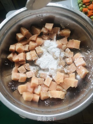 青豆胡萝卜炒鸡丁的做法步骤：3