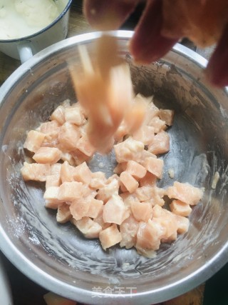 青豆胡萝卜炒鸡丁的做法步骤：4
