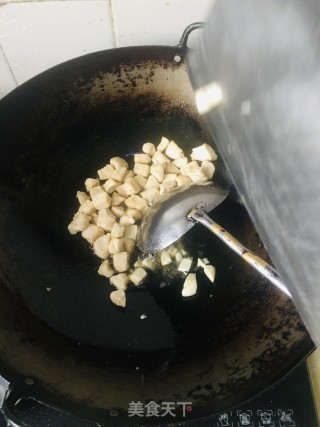 青豆胡萝卜炒鸡丁的做法步骤：5