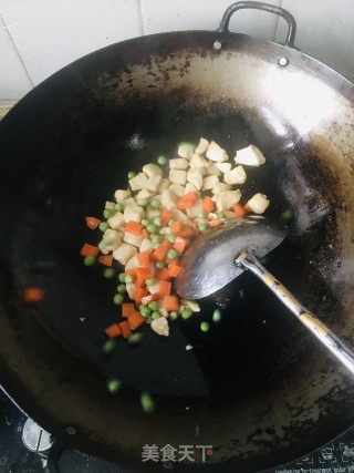 青豆胡萝卜炒鸡丁的做法步骤：6