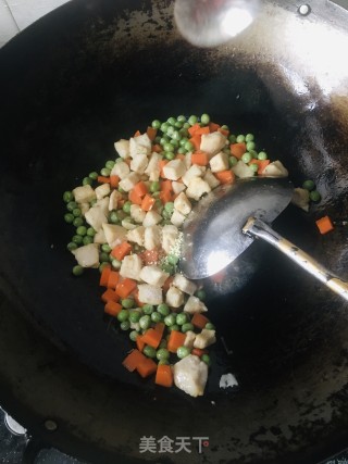 青豆胡萝卜炒鸡丁的做法步骤：8