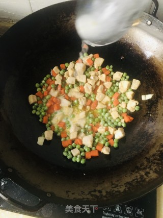 青豆胡萝卜炒鸡丁的做法步骤：9