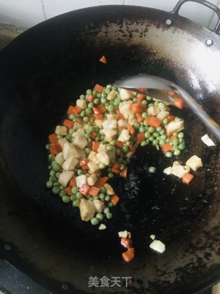 青豆胡萝卜炒鸡丁的做法步骤：10