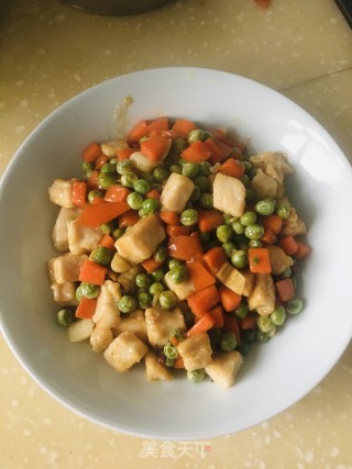 青豆胡萝卜炒鸡丁的做法步骤：11