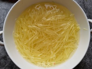 炝拌土豆丝的做法步骤：5