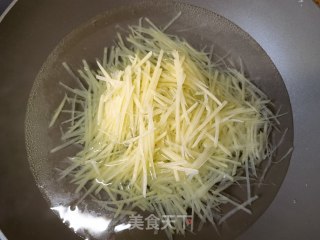 炝拌土豆丝的做法步骤：6