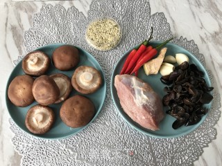 火麻仁鲜蘑肉片的做法步骤：1