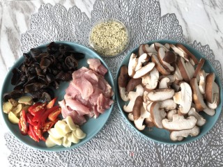 火麻仁鲜蘑肉片的做法步骤：2