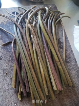 蕨菜炒腊肉的做法步骤：2