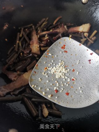 蕨菜炒腊肉的做法步骤：15