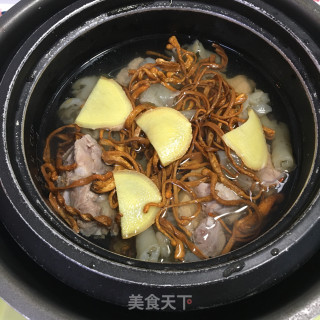 花胶虫草花煲排骨的做法步骤：4