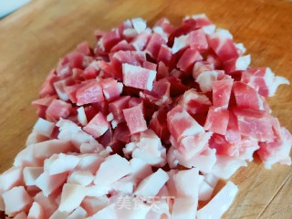 肉丁炸酱的做法步骤：1