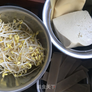 豆皮海带结麻辣锅的做法步骤：1