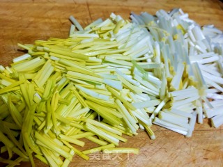 肉丝木耳炒蒜黄的做法步骤：4